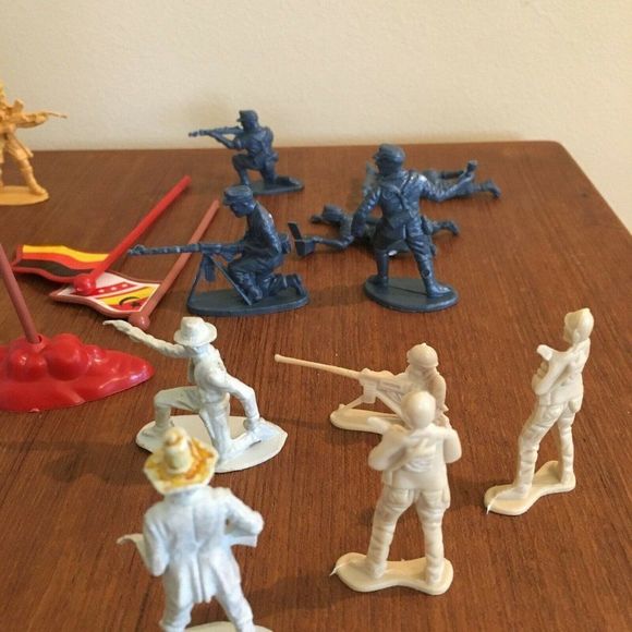 Plastic Army Guys Multicolor with Flags Lot of 23 - Picture 5 of 5